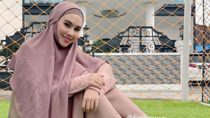 Kartika Putri Beberkan Alasan Putrinya Tunda Operasi Tumor di Kaki