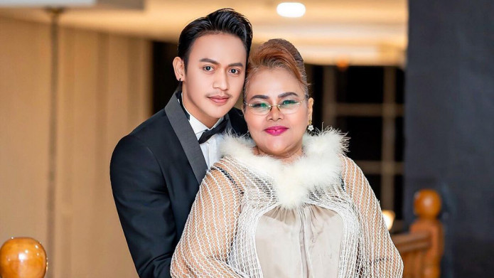 Beda 23 Tahun, Eva Manurung Siap Pindah Agama Demi Pacar Brondong