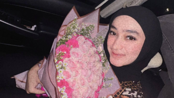 Romantis! Sule Kirimkan Bunga Mawar Untuk Santyka Fauziah