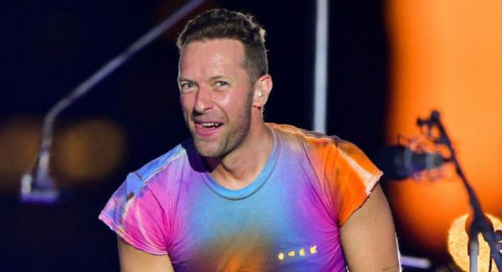 Pulang dari Jakarta, Chris Martin Sujud di Bandara Menuju Australia