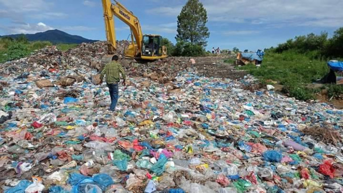 3 Bulan Tak Diberi Upah, Petugas Kebersihan Sebar Sampah 20 Ton Depan Kantor Bupati