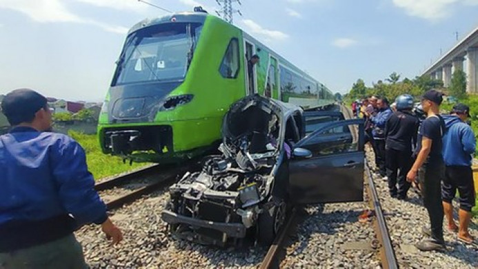 Mobil Tabrak Kereta Cepat Whoosh 3 Orang Dinyatakan Meninggal