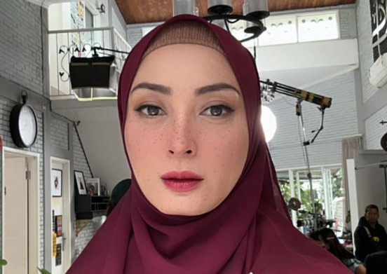 Della Puspita Manglingi, Sepakat Pakai Hijab Atas Seruan Sang Suami