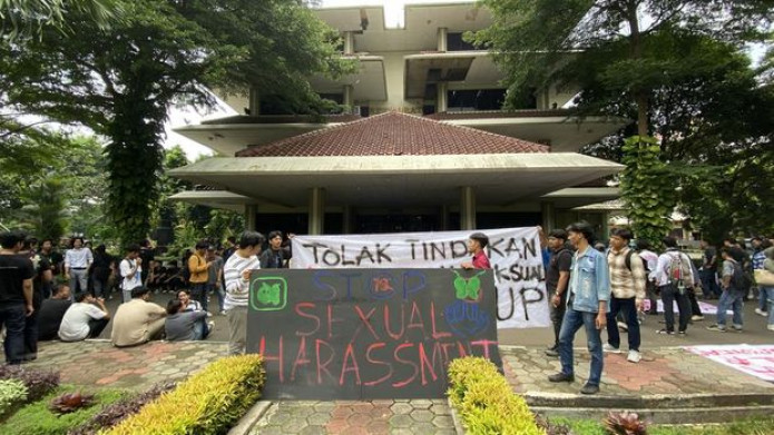 Ratusan Mahasiswa Demo Rektor Universitas Pancasila Terkait Kasus Pelecehan Seksual
