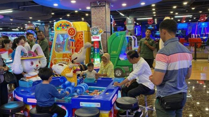 Jokowi Temani Kedua Cucu Bermain di Mall Botani Square Bogor